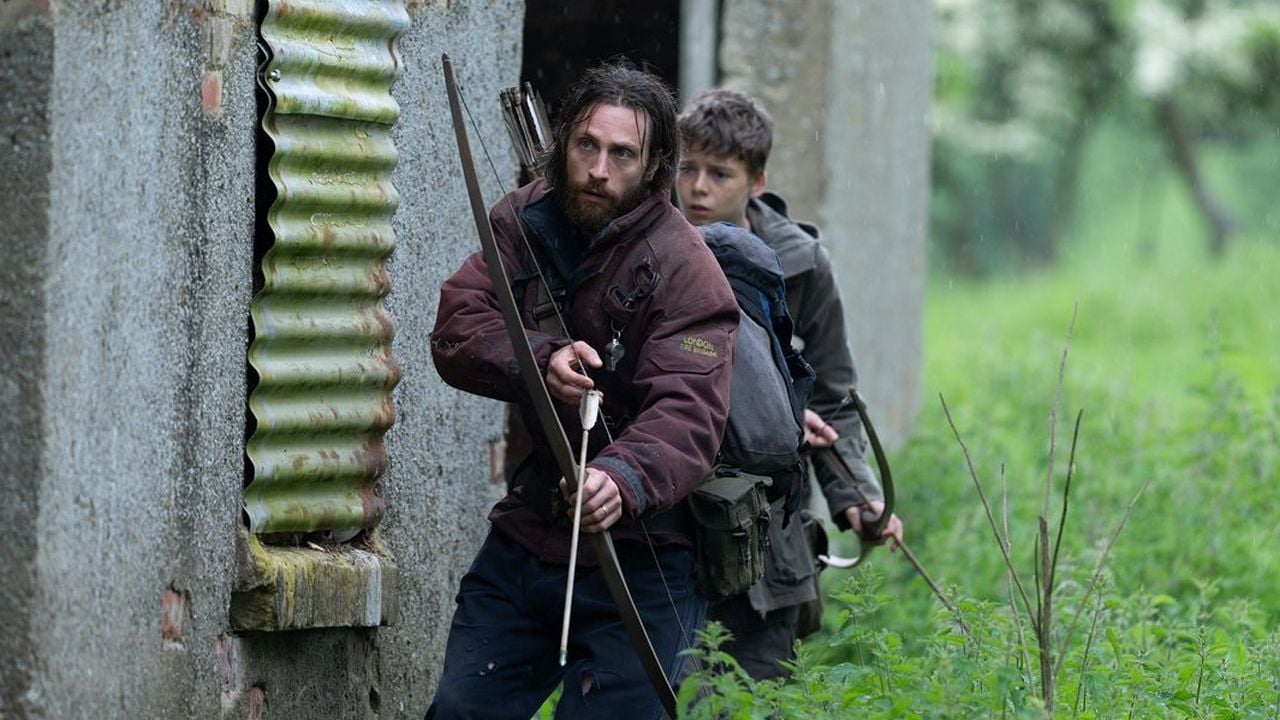 Der ehrgeizige Jamie (Aaron Taylor-Johnson) will unbedingt, dass sein Sohn Spike (Alfie Williams) bereits mit zwölf Jahren seinen ersten Infizierten erlegt.