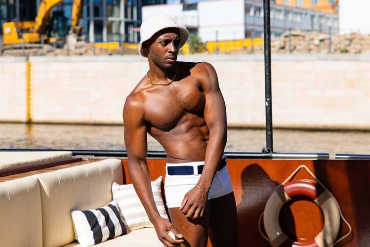 Godfrey hat ein besonders knappes Outfit verpasst bekommen.