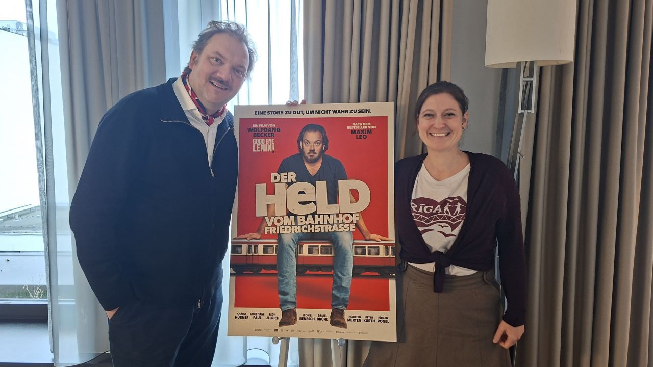 FILMSTARTS-Autorin Susanne Gietl mit Charly Hübner am Tag der Weltpremiere von „Der Held vom Bahnhof Friedrichstraße“ in Berlin.
