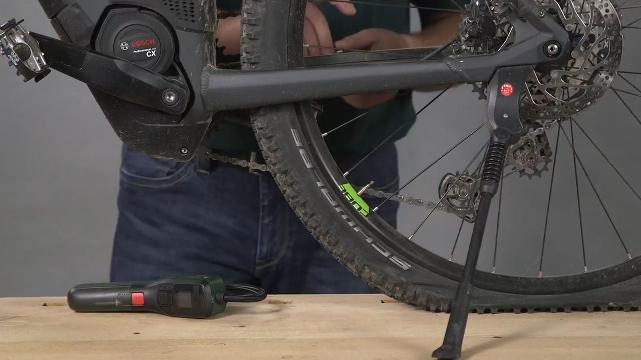 Ihr könnt den Druck sowohl in PSI (Pound per Square Inch) oder Bar einstellen.