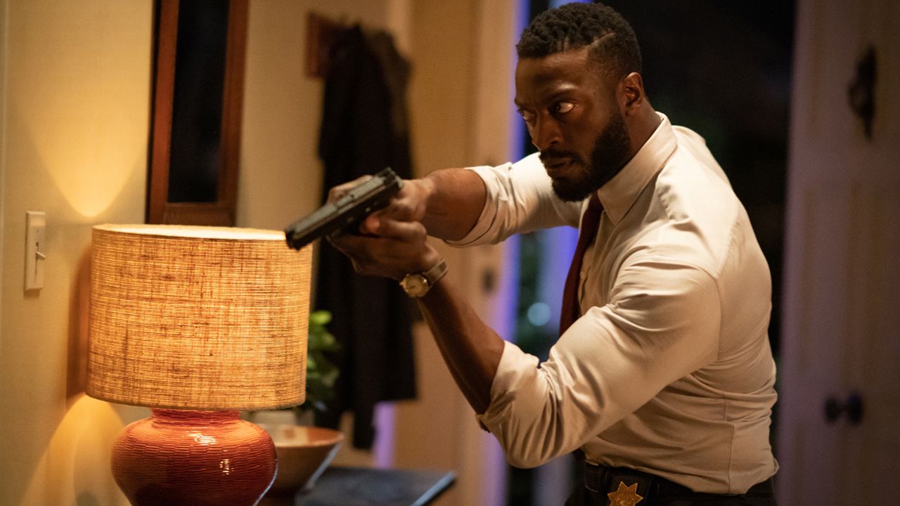Aldis Hodge (hier schon einmal als Cop in „Der Unsichtbare“) tritt in die Fußstapfen von u. a. Morgan Freeman und wird für Amazon zu Alex Cross.
