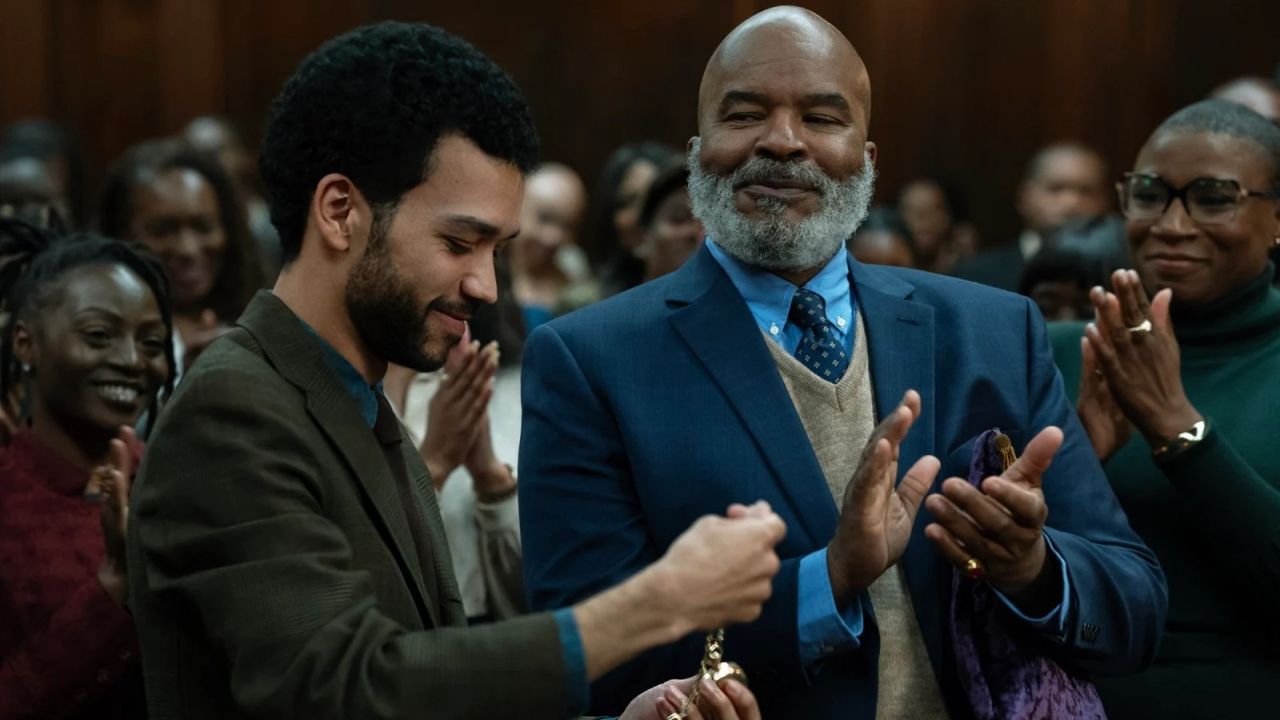Aren (Justice Smith) wird von dem erfahrenen Roger (David Alan Grier) für die „American Society Of Magical Negroes“ angeheuert.