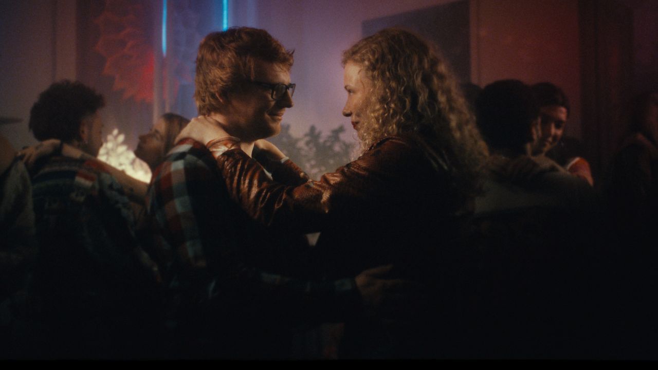 Wir haben noch mal ganz genau hingeschaut: Nein, das ist nicht Ed Sheeran, mit dem Pia da tanzt.