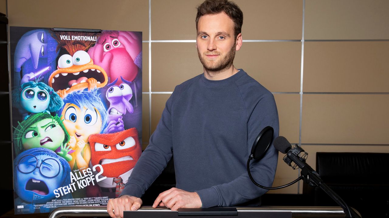 Dr. Leon Windscheid im Synchronstudio bei den Aufnahmen zu