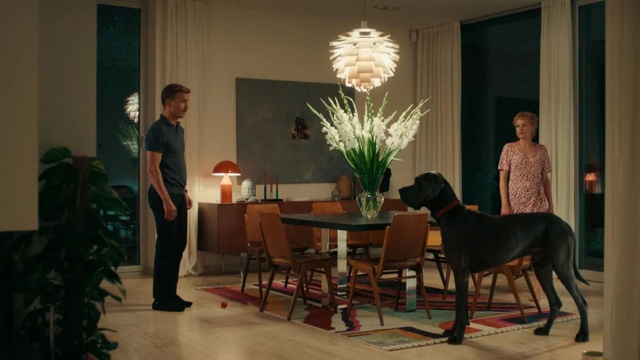 Selbst seine Freundin Sophia (Julia Franz Richter) behandelt Mathias (Albrecht Schuch) wie eine weitere Kundin – und erzählt ihr einfach nur, was sie – vermeintlich – hören will. 