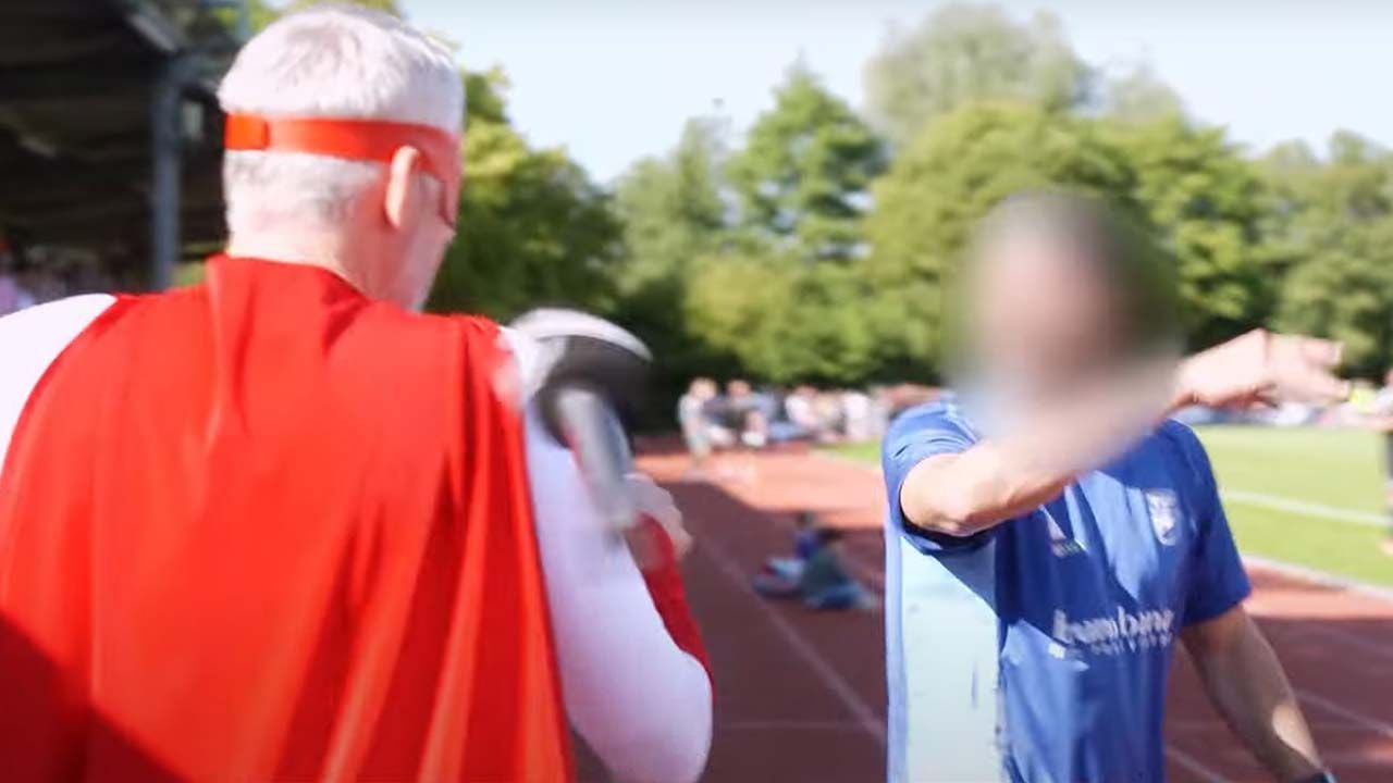 Der Trainer von TSV Essingen schlägt Pufpaff das Mikro aus der Hand.