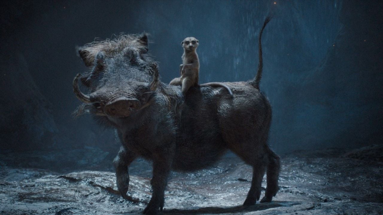 Es gibt keinen „König der Löwen“-Film ohne Timon und Pumbaa, auch wenn das Erdmännchen und das Warzenschwein dieses Mal zum Babysitten gezwungen werden. 