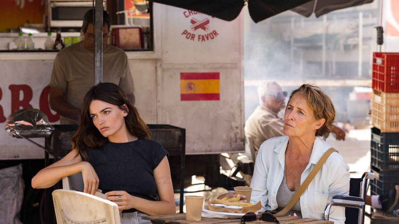 Sofia leidet offensichtlich darunter, dass sie viel Zeit an der Seite ihrer Mutter verbringen muss, hat aber auch Angst davor, es ohne sie schaffen zu müssen.