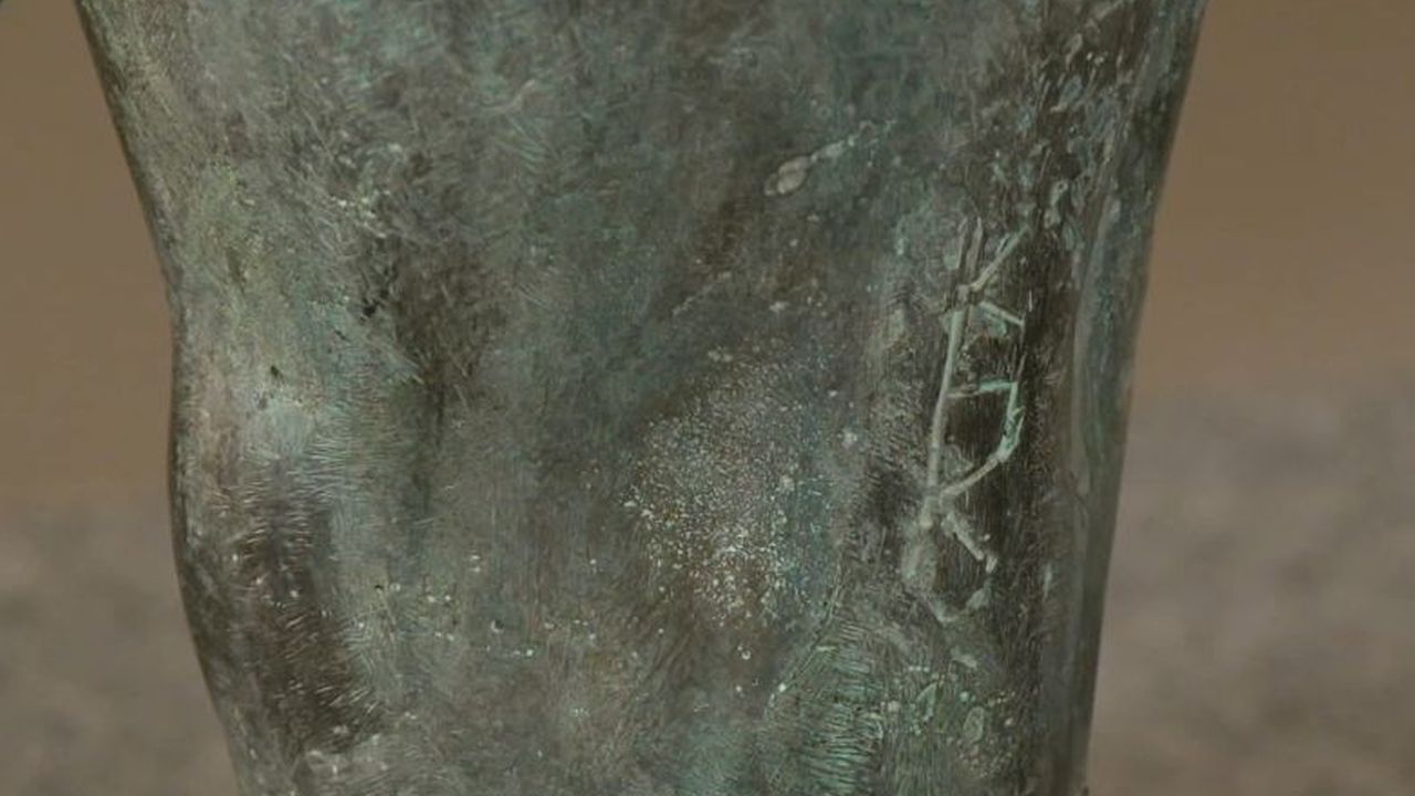 Das eingestampfte Monogramm verrät, von wem die Bronze stammt. 