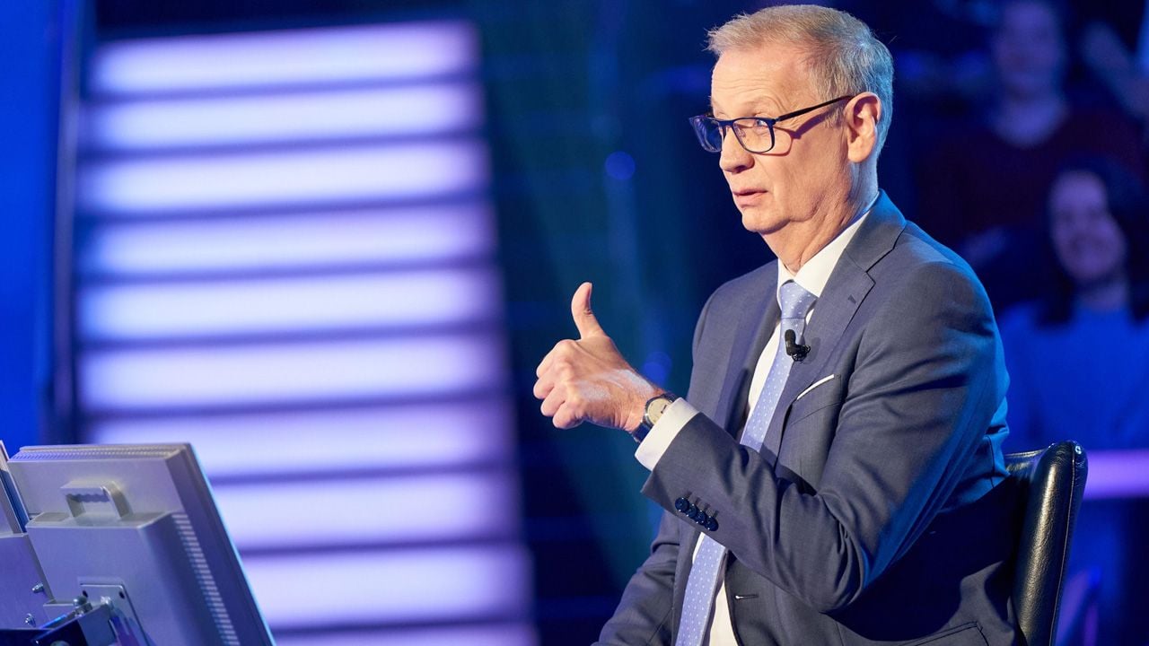 Günther Jauch singt Kandidatin die richtige Antwort vor