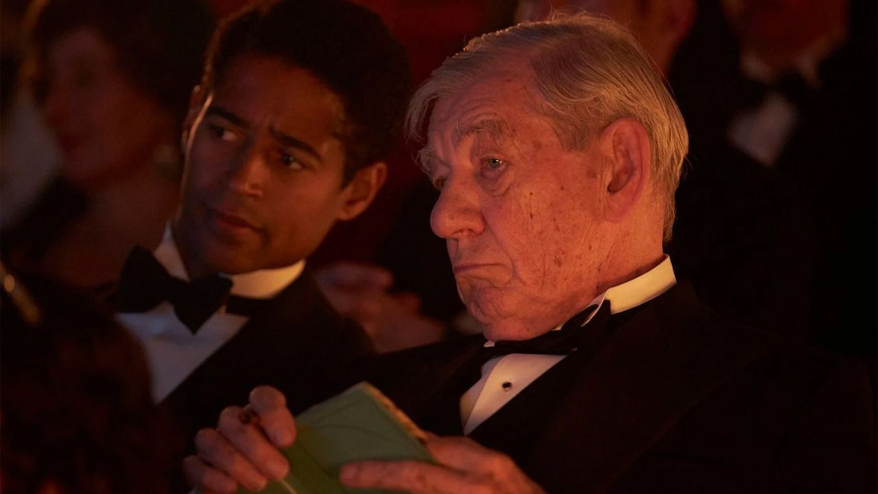 Jimmy Erskine freut sich beim Theaterbesuch schon auf das Schreiben seines Verrisses.