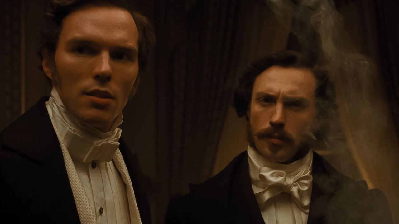 Thomas Hutter (Nicholas Hoult) und sein guter Freund Friedrich Harding (Aaron Taylor-Johnson) ahnen noch nicht, welche Bedrohung ihr Heimatstädtchen ins Visier genommen hat.