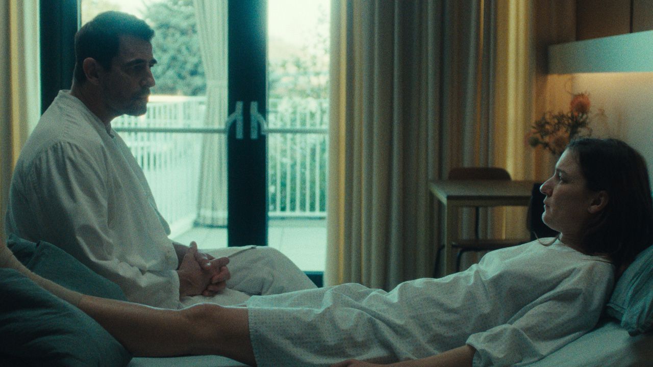 Claes Bang als Dr. Vilfort – da ist schon nach einem Blick auf die Casting-Liste klar, dass irgendwas mit dem Fruchtbarkeitswunderwirker nicht stimmen kann!