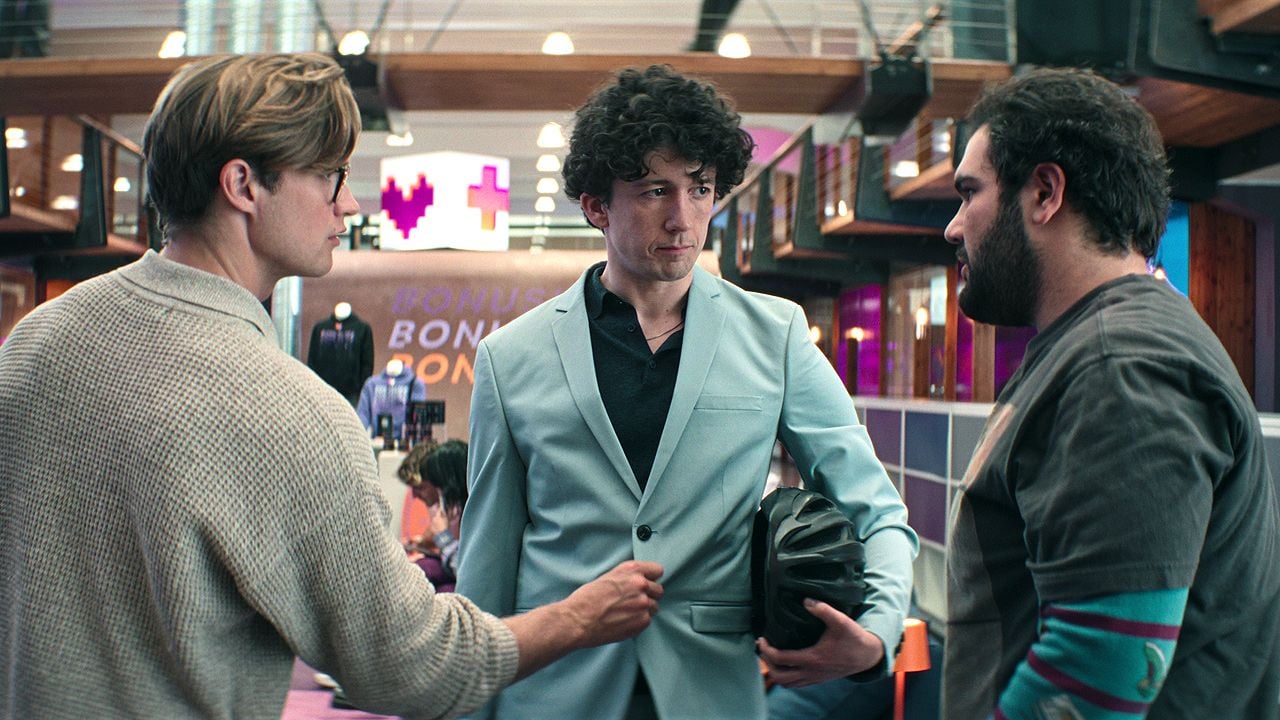 Moritz (Maximilian Mundt) macht Dan (Damian Hardung) und Lenny (Danilo Kamperidis) erneut das Leben schwer.