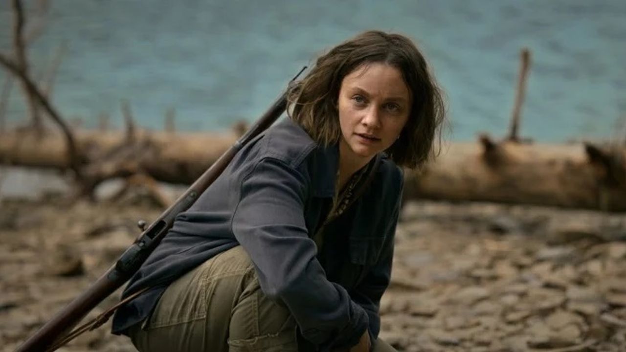 Skalde (Mathilde Bundschuh) muss sich entscheiden, ob sie das kleine Mädchen gegen den Willen ihrer Dorfgemeinschaft retten will.