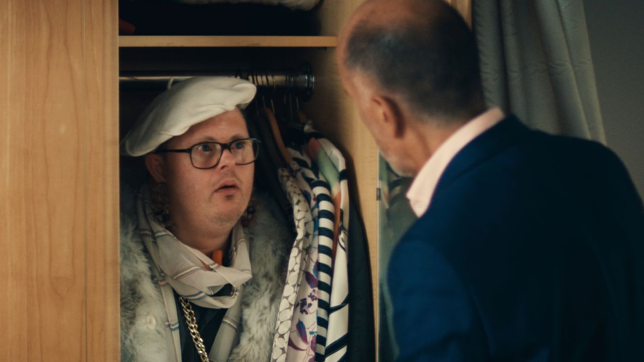 Beim ersten Treffen denkt Thomas (Christoph Maria Herbst) eigentlich nur darüber nach, wie er seinen Halbbruder möglichst schnell wieder loswird. 