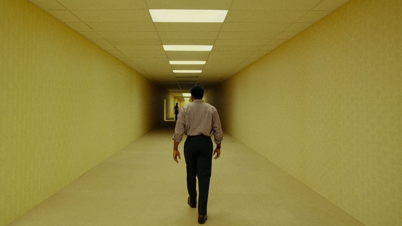 Der Möbelhausbetreiber Clark (Chiwetel Ejiofor) ist der Erste, der sich in den gelblichen Backrooms verliert.