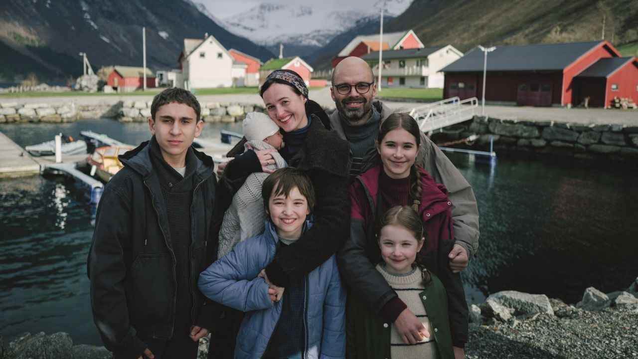Die Familie von Lisbet (Renate Reinsve) und Mihai (Sebastian Stan) ist gut und glücklich in der neuen norwegischen Heimat angekommen.