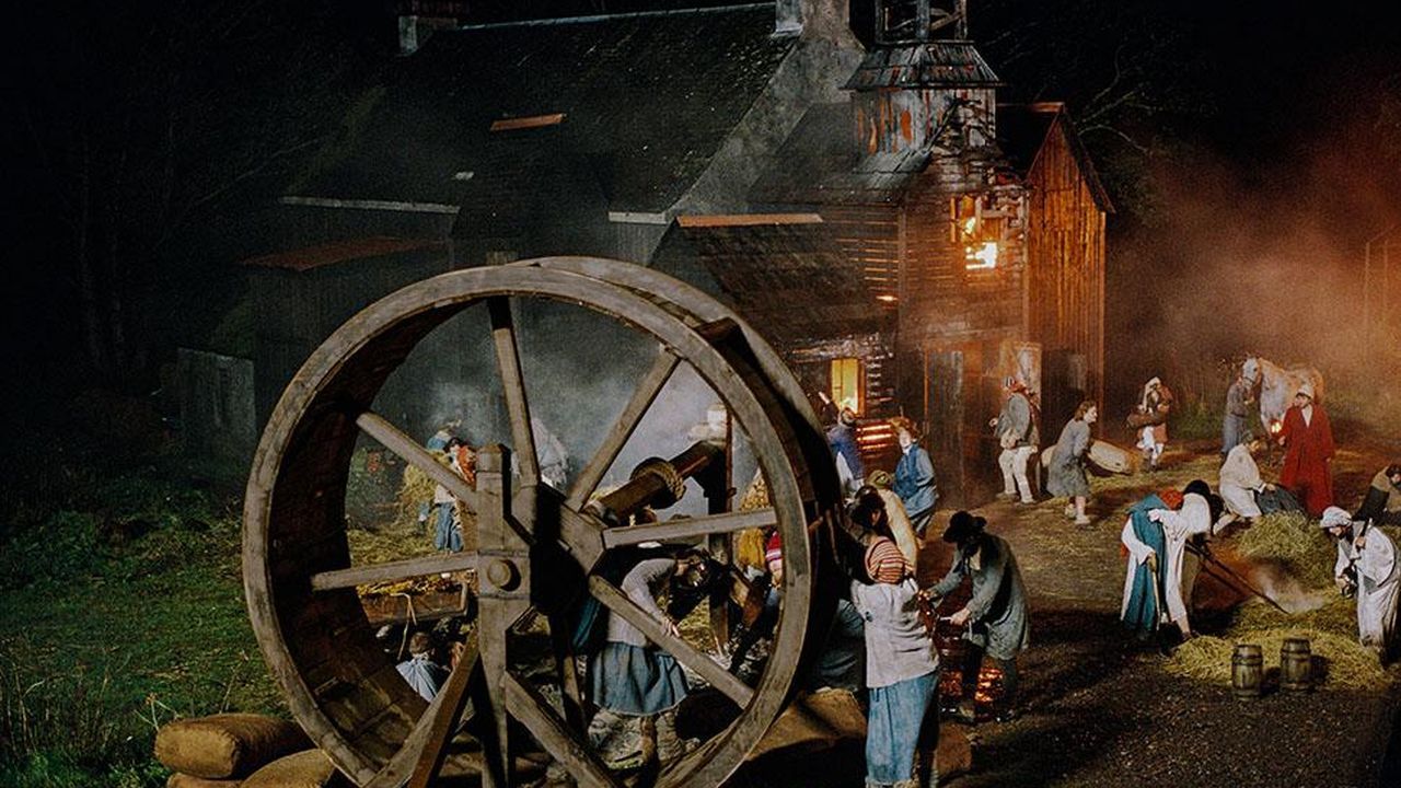 Ein Brand, den die von den Abendfeierlichkeiten teilweise noch berauschte Gemeinschaft nicht in den Griff bekommt, läutet den Untergang des Dorfes ein.