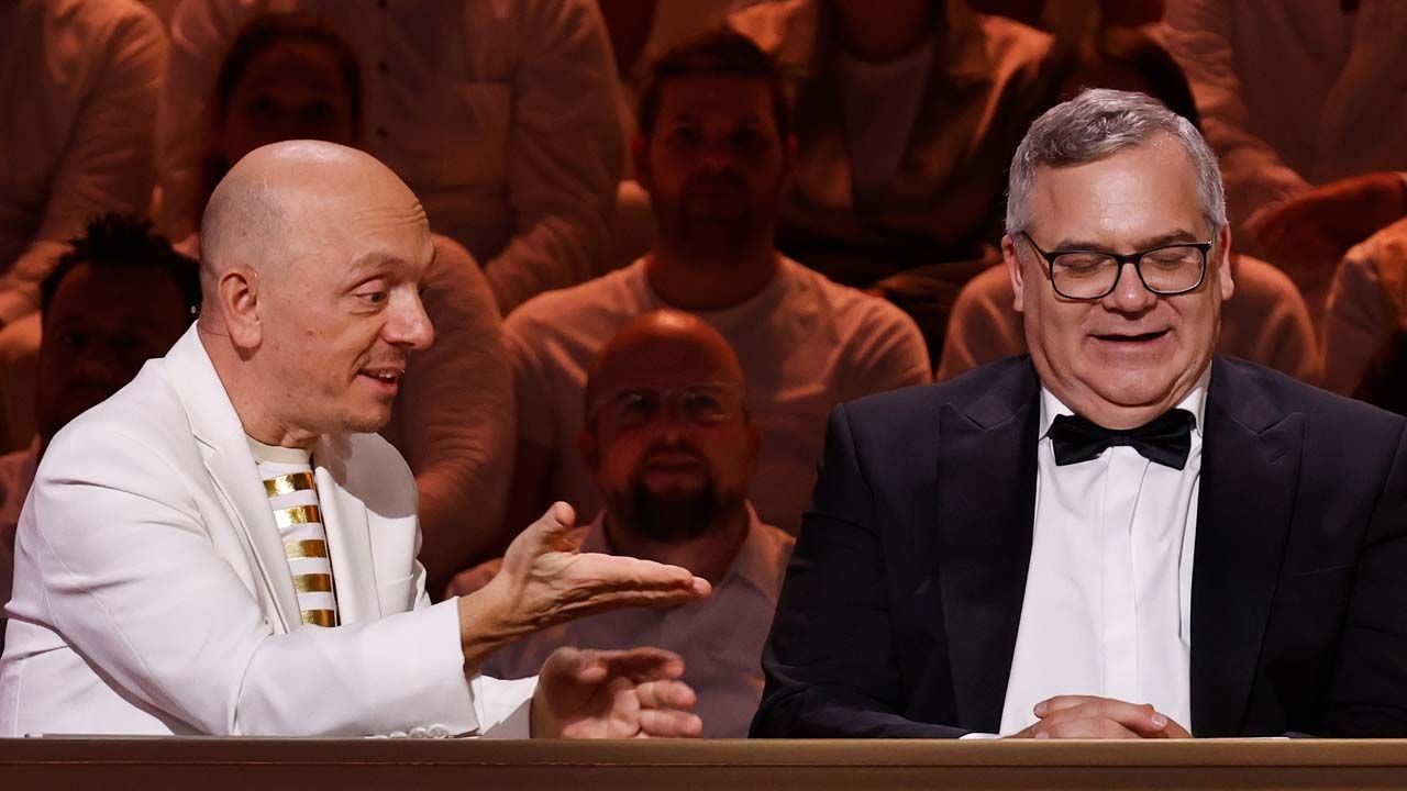 Ein seltener Anblick: Bernhard Hoëcker und Elton agieren als Team.