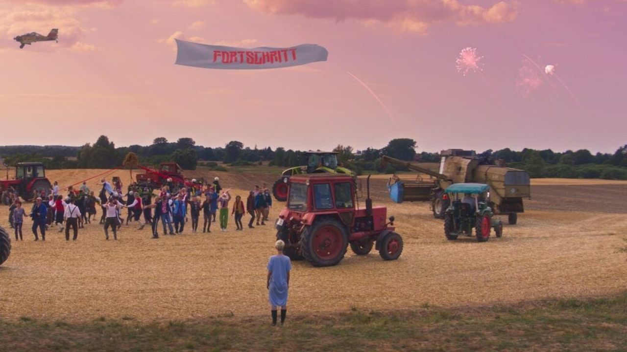 Wahnsinnig ambitioniert und aufregend: In „Rote Sterne überm Feld“ werden fast 100 Jahre deutsche Geschichte zusammengeworfen!