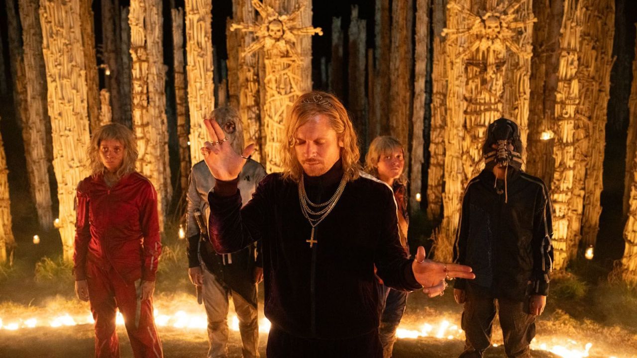 Jimmy Crystal (Jack O’Connell) zieht mit seiner Teufelsanbetungs-Sekte mordend und folternd durchs Land.