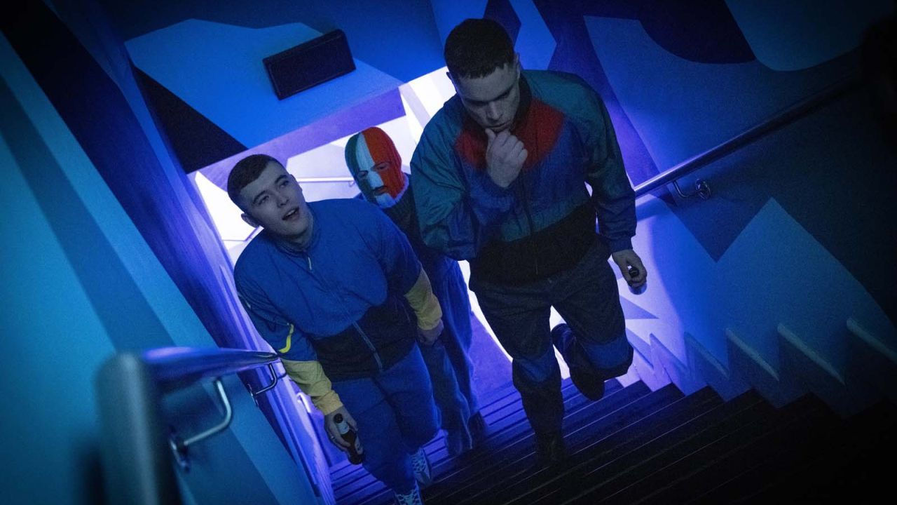 Liam (Mo Chara) und Naoise (Móglaí Bap) rappen zunächst nur vor einer Handvoll Leute in einer Bar – aber schon nach ein paar Abenden ist der ganze Laden proppenvoll. 
