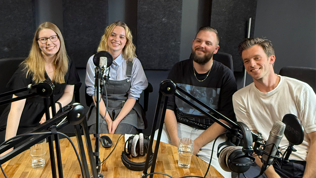 Luna Wedler (2. von links) und Jannis Niewöhner (rechts) haben sich den Fragen des FILMSTARTS-Duos Pascal (2. von rechts) und Chantal (links) gestellt.