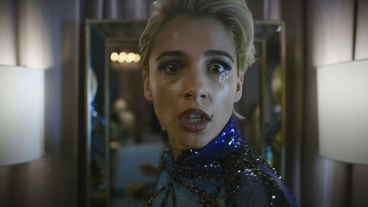 Als ob der Druck einer anstehenden Welttournee nicht schon groß genug wäre, muss Skye Riley (Naomi Scott) auch noch mit plötzlichen Terror-Visionen klarkommen.