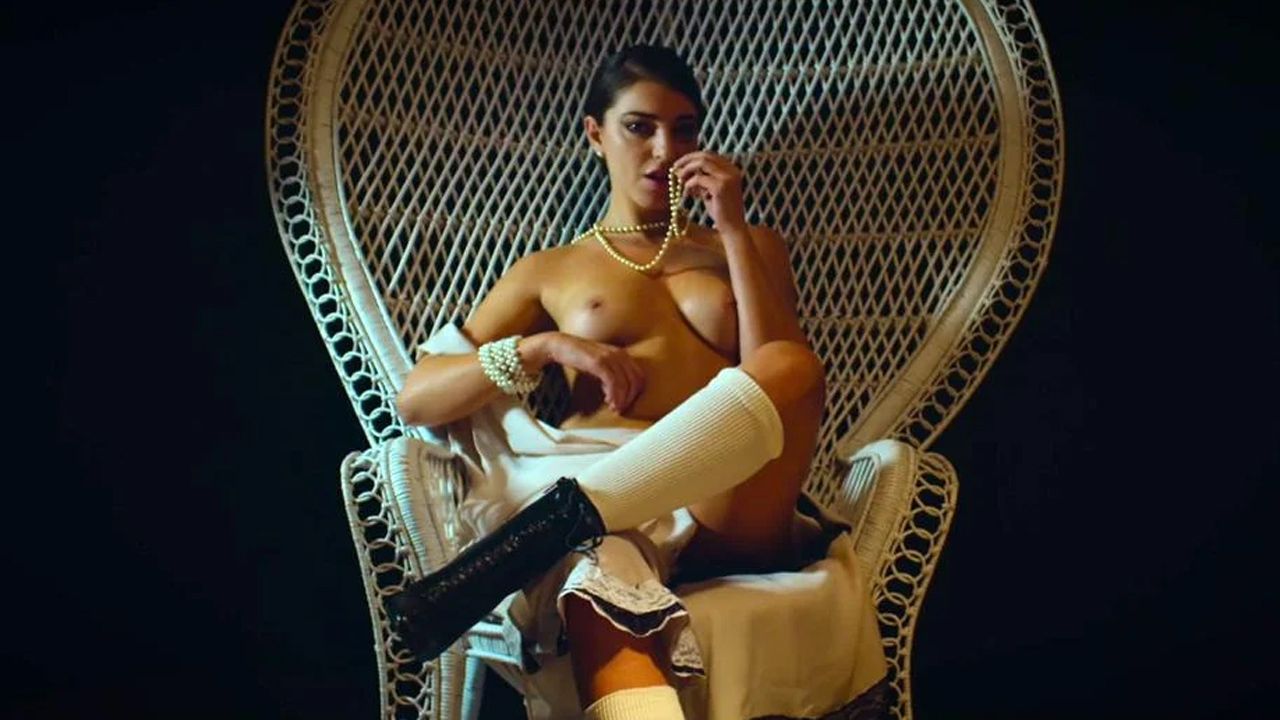 Emanuelle im Peacock Chair - ein klarer Verweis auf 