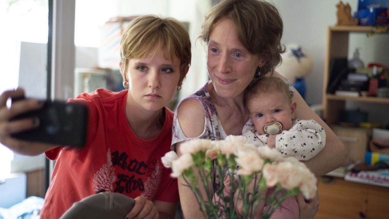 Ariane (Janaina Halloy Fokan) wird von ihrer eigenen Mutter unter Druck gesetzt, ihr Baby zu behalten – dabei weiß Ariane sehr genau, warum das gar keine gute Idee wäre.