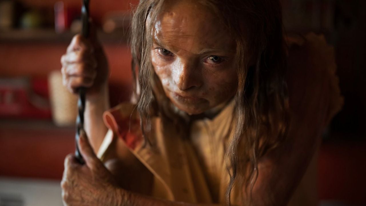 Der wiedergefundenen Tochter sind die Spuren der Gefangenschaft deutlich anzusehen.