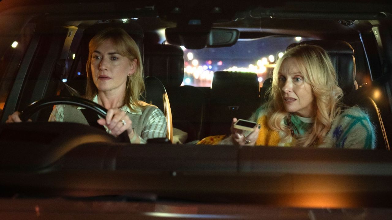  Die drei Schwestern (hier im Bild: Kate Winslet und Toni Collette) könnten verschiedener kaum sein, müssen sich angesichts des Zustands ihrer Mutter jetzt aber unbedingt zusammenreißen…