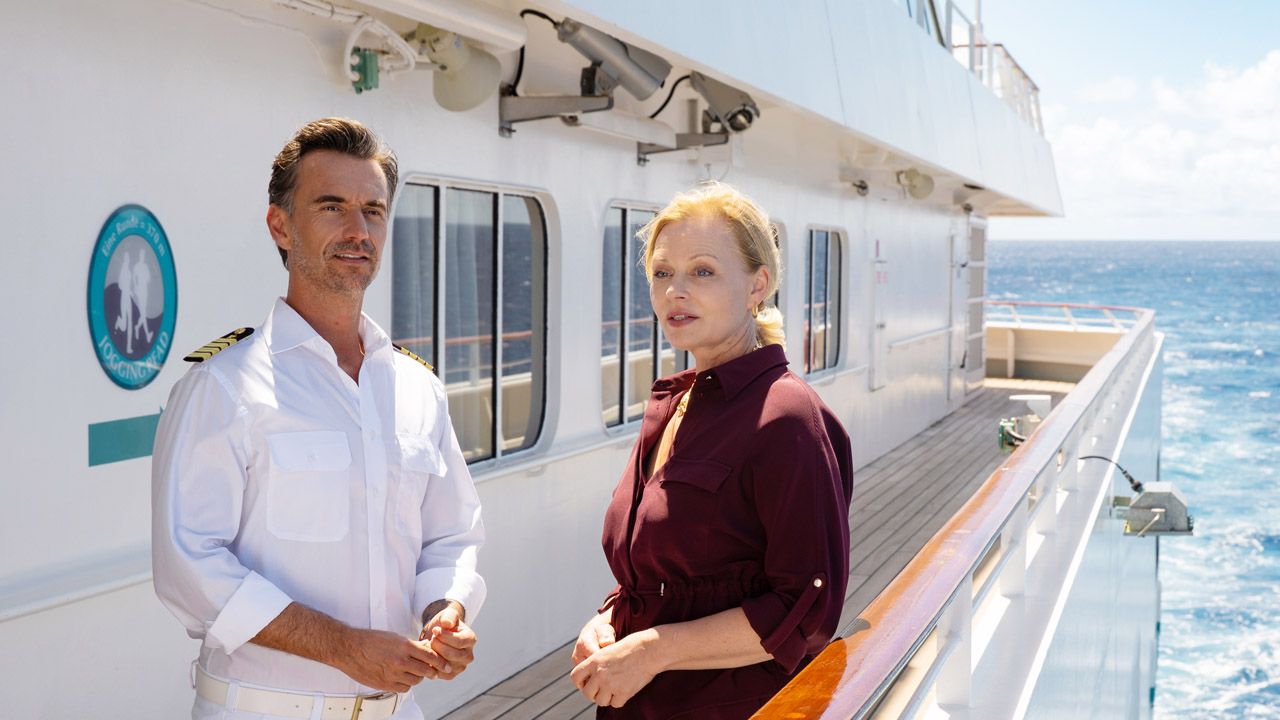 Kapitän Max Parger (Florian Silbereisen) spricht mit Winzerin Esther Sarchow (Susanna Simon).