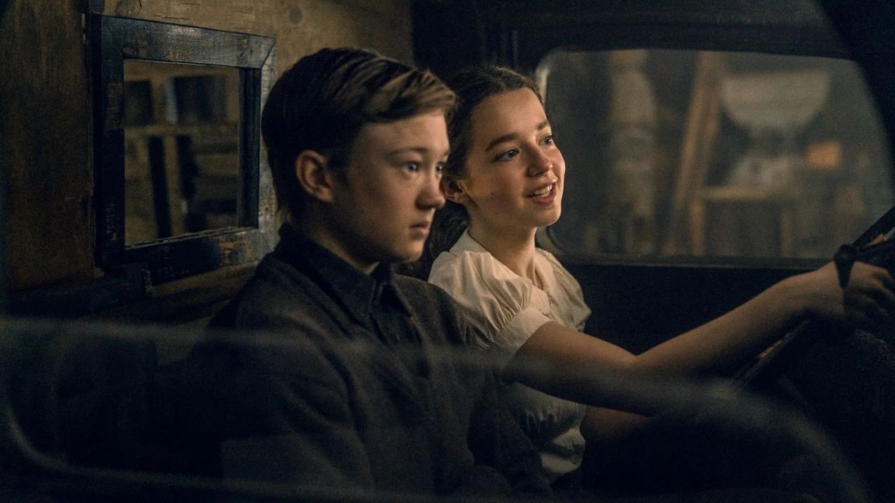 Sara (Ariella Glaser) und Julien (Orlando Schwerdt) flüchten sich in ihrer Scheune regelmäßig in eine Fantasiewelt.