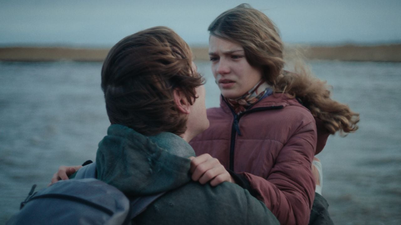 Jonas (Enno Trebs) ist mit seiner kleinen Schwester Leonie (Naila Schuberth) auf der Flucht vor dem Wehrdienst.