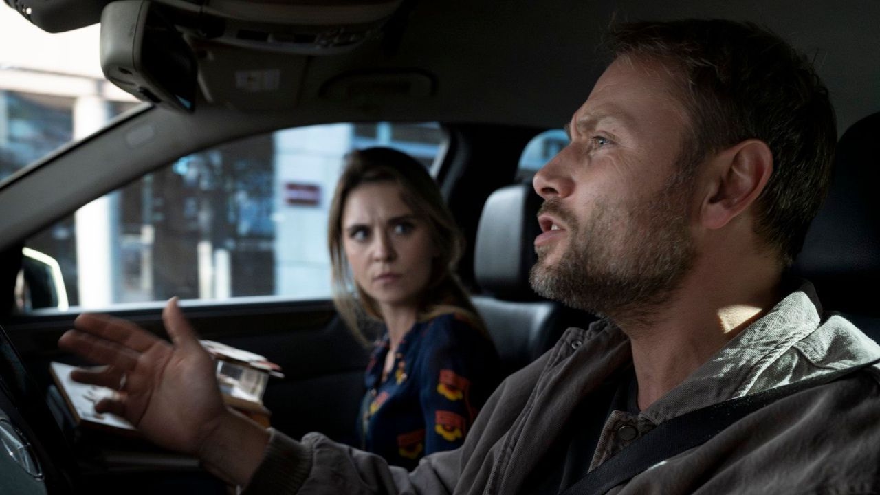 Seit sie vom Mobbing ihres Sohnes erfahren haben, kriegen sich Connie (Natalia Rudziewicz) und Jens (Max Riemelt) zunehmend in die Haare.