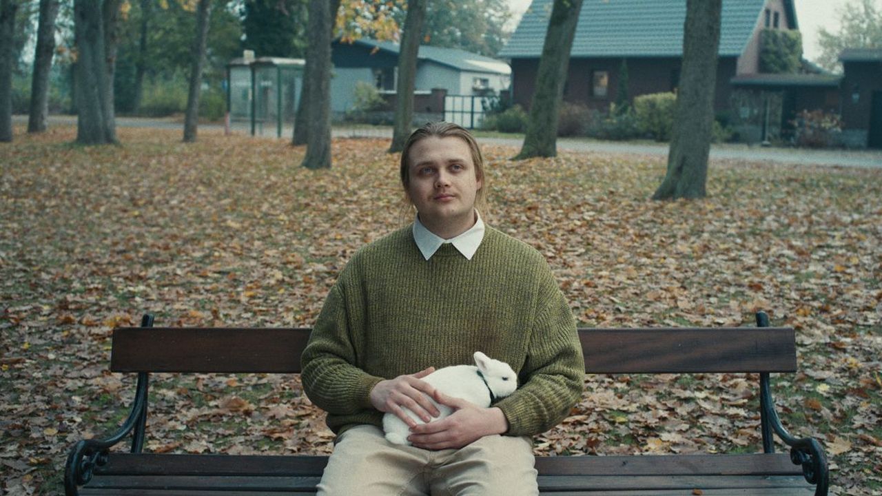 Susis Sohn Tobi (Johannes Scheidweiler) wird von der Filmproduktion als Fahrer angeheuert - dabei ist er durch die Führerscheinprüfung gefallen.