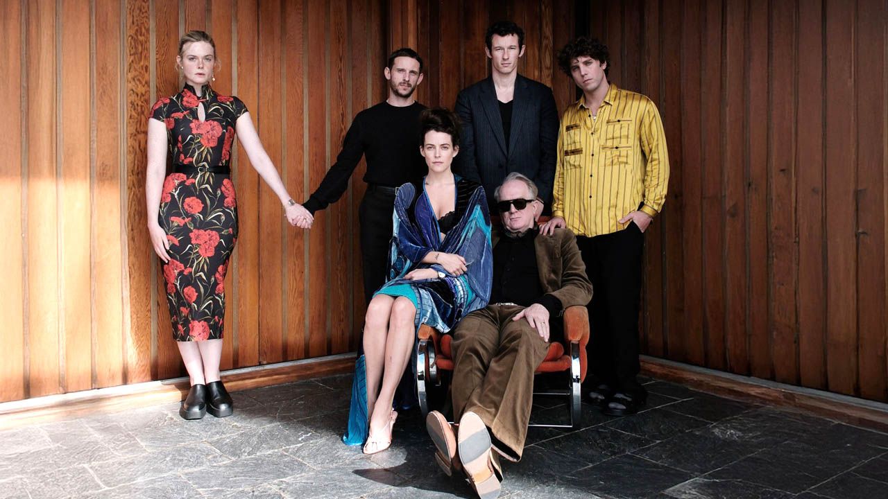 Die reichen Geschwister Ed (Callum Turner), Robert (Lukas Gage) und Anna (Riley Keough) hocken auf dem Anwesen ihres Vaters aufeinander.