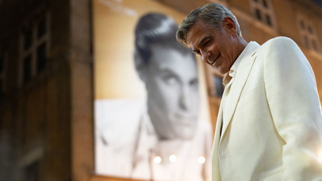 Jay Kelly (George Clooney) wird bei einem Filmfestival geehrt – doch tatsächlich befindet er sich in einer persönlichen Krise und an einem beruflichen Scheideweg