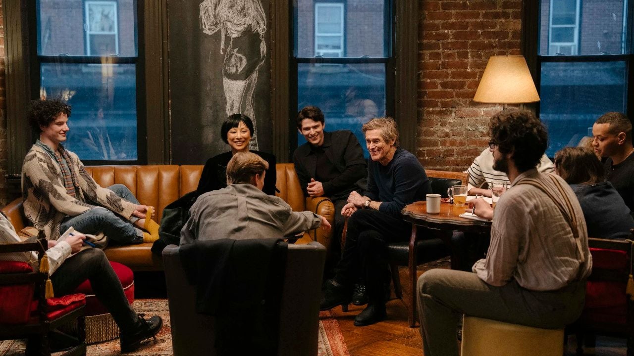 Ed (Willem Dafoe) genießt die Bewunderung der Künstler-Clique.