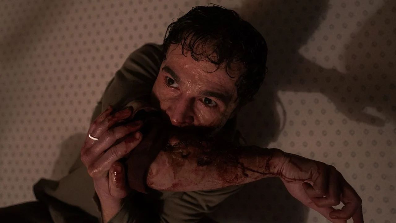 Eine der heftigsten Szenen des Films: Blake nagt an seinem eigenen Arm