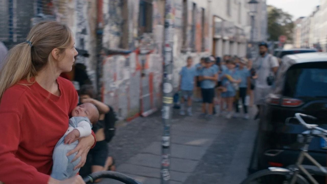 Entgegen der Absprachen lernt Martha (Lilith Stangenberg) ihr Baby nach der Geburt doch noch kennen.