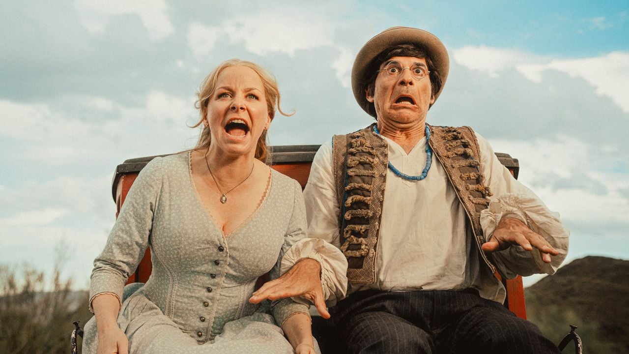 Dimitri (Rick Kavanian) mit seiner neuen Fachkraft Mary (Jasmin Schwiers) in „Das Kanu des Manitu“