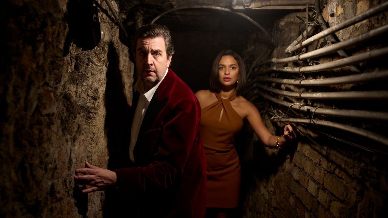 Fabian (Bastian Pastewka) muss tief hinabsteigen, um die Wahrheit zum Vorschein zu bringen. 