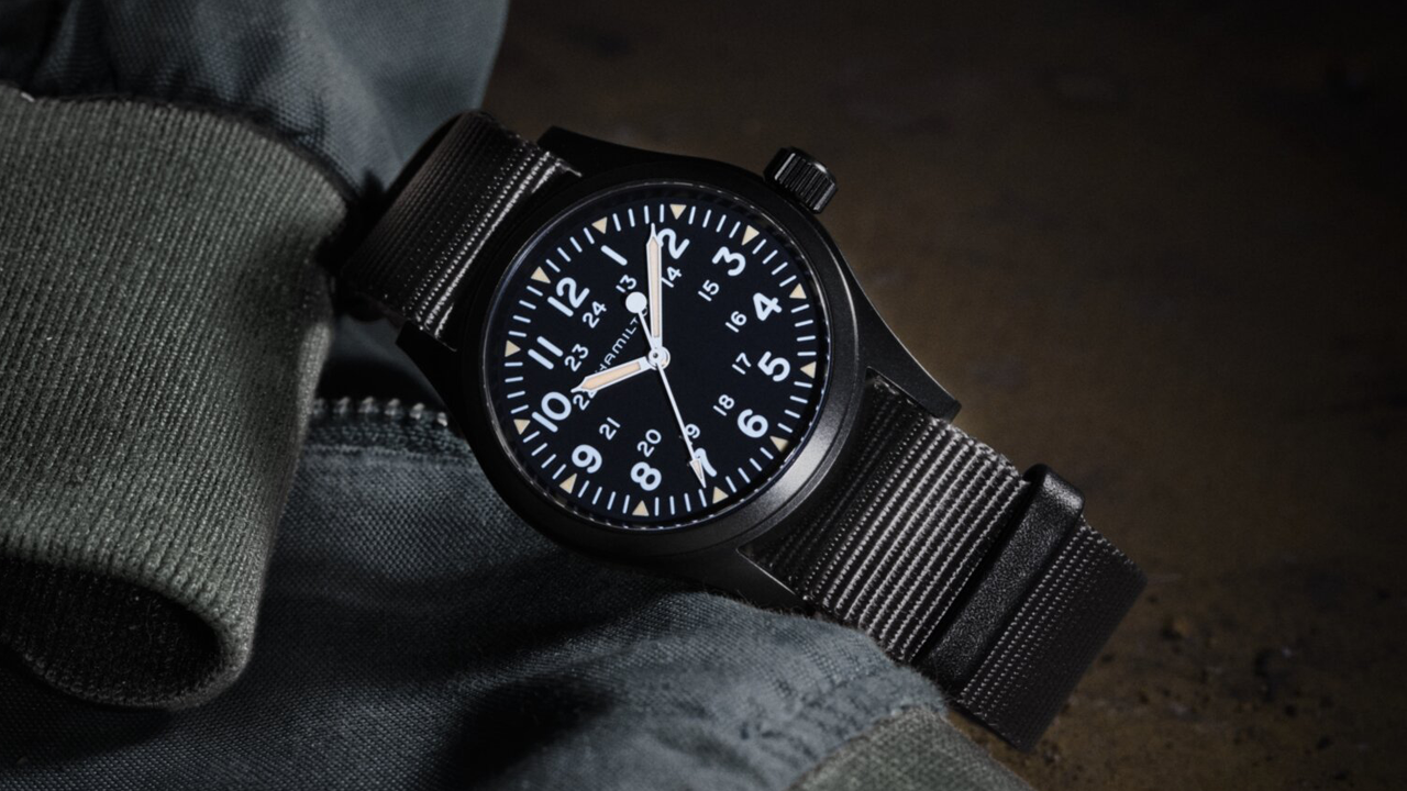Die Khaki Field Mechanical sitzt in 