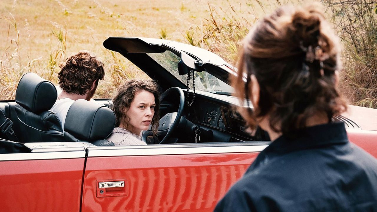 Schon beim ersten bloßen Vorbeifahren entsteht da eine Verbindung zwischen Laura (Paula Beer) im Cabrio und Betty (Barbara Auer) am Gartenzaun. 