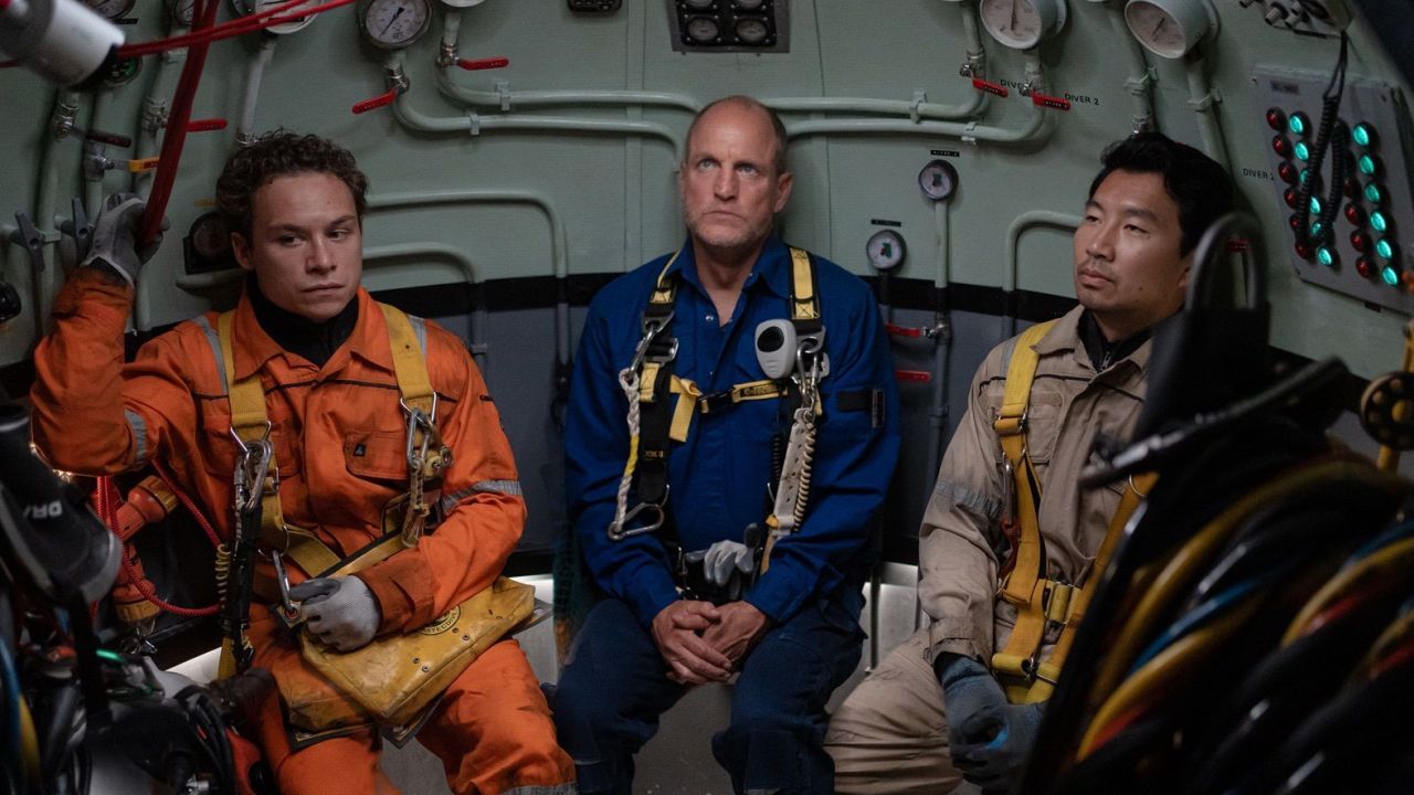 Wenn Chris (Finn Cole), Duncan (Woody Harrelson) und Dave (Simu Liu) in der Taucherglocke auf ihren Einsatz waren, dann ist das buchstäblich die Ruhe vor dem Sturm. 