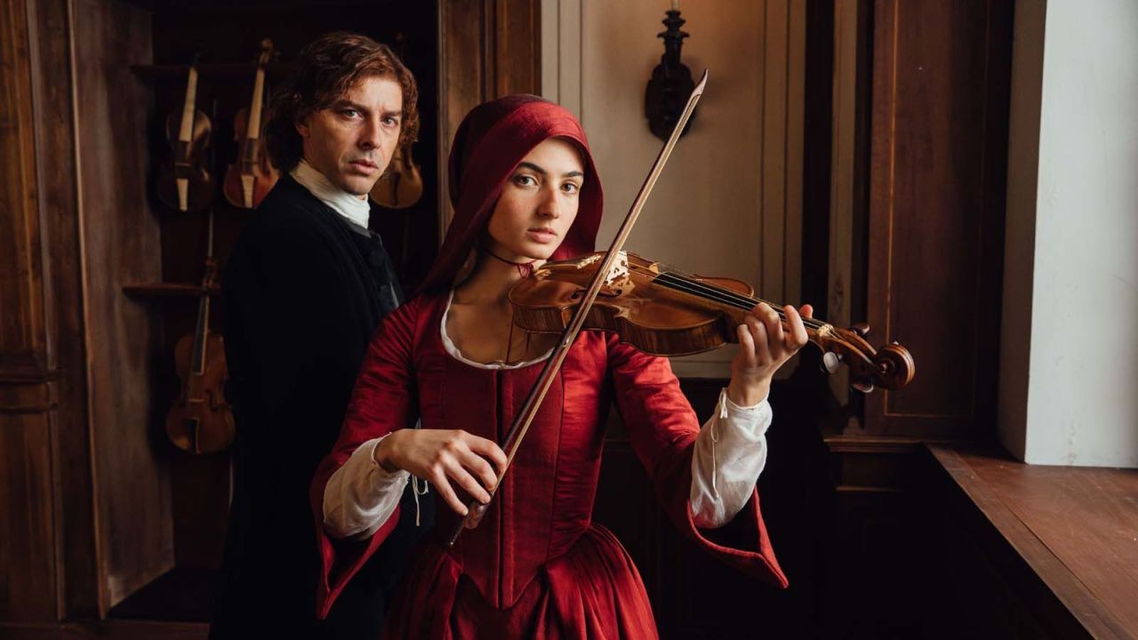 Erst durch den neuen Dirigenten Antonio Vivaldi (Michele Riondino) gewinnt die begabte Violinistin Cecilia (Tecla Insolia) nach und nach an Selbstbewusstsein hinzu. 