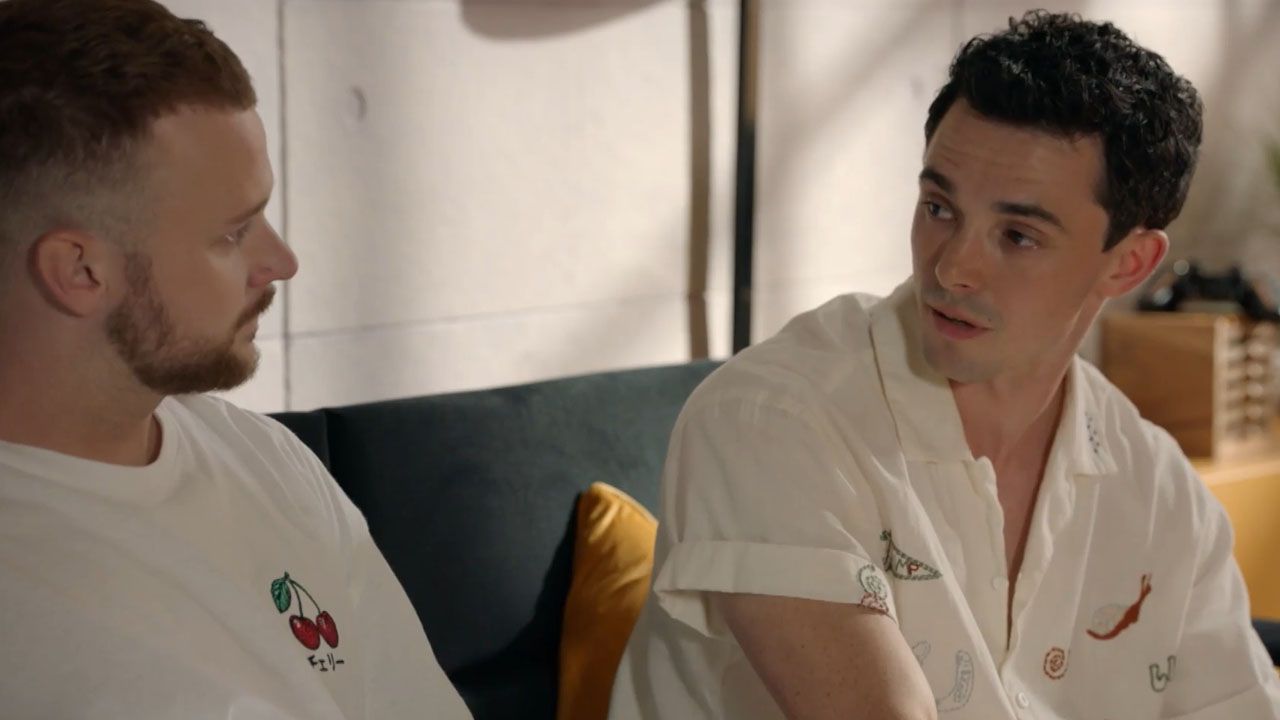 Luis (r.) sucht Trost bei seinem Kumpel Jonas (l.)